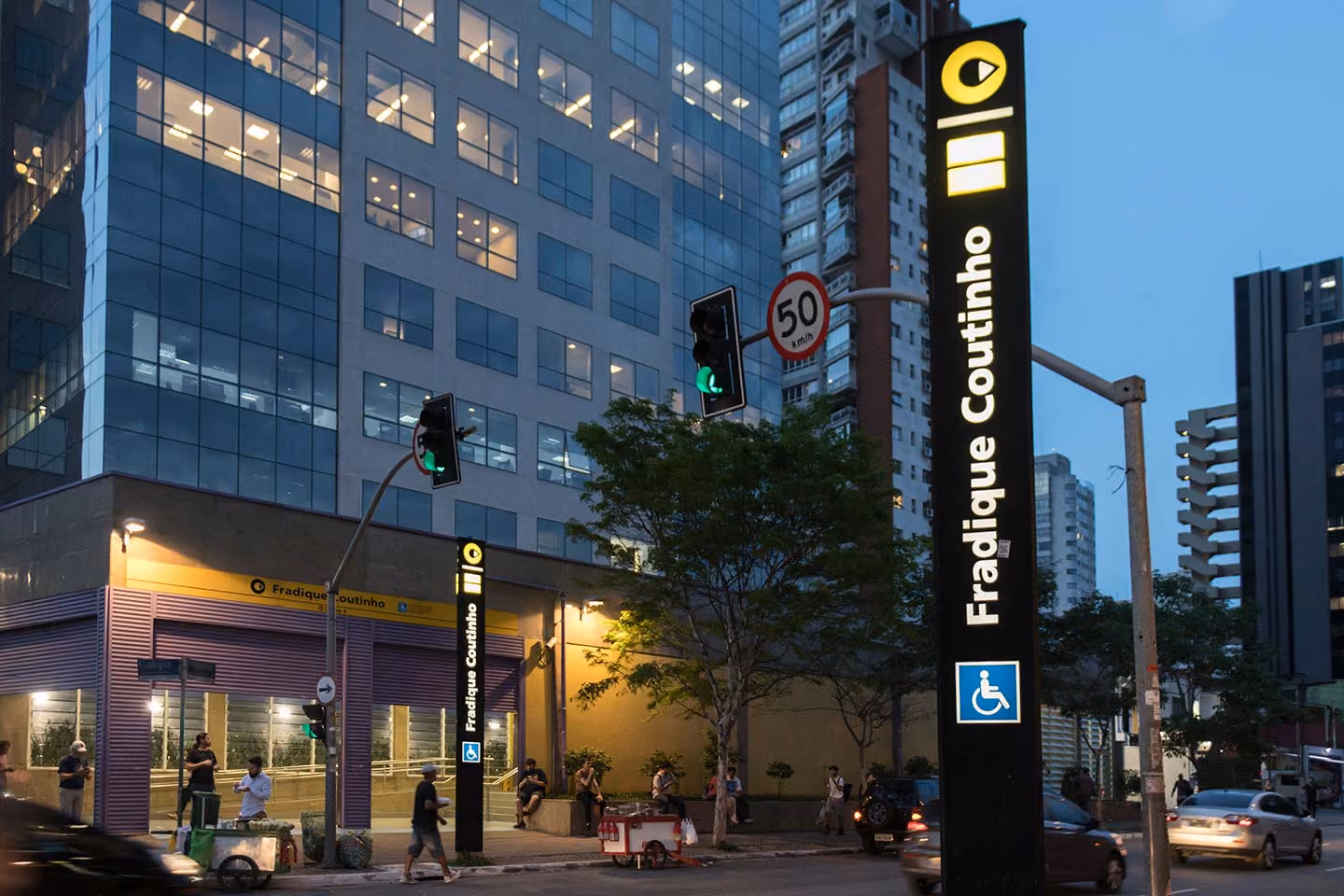 Estação Fradique Coutinho do metrô, próxima ao Platz 450